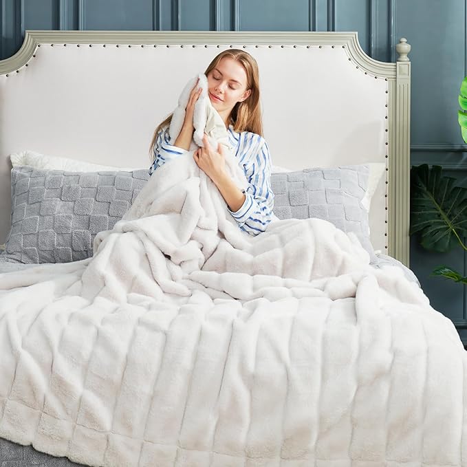 Cozy Bliss Faux Fur Throw Blanket for Couch, Cozy Soft Plush Thick Winter Blanket for Sofa Bedroom Living Room, 60 * 80 Inches Beige