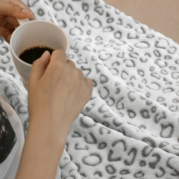 FY FIBER HOUSE Flannel Fleece Throw Blanket, Lightweight Cozy Plush Microfiber Bedspreads for Adults,60"X80",Grey Leopard