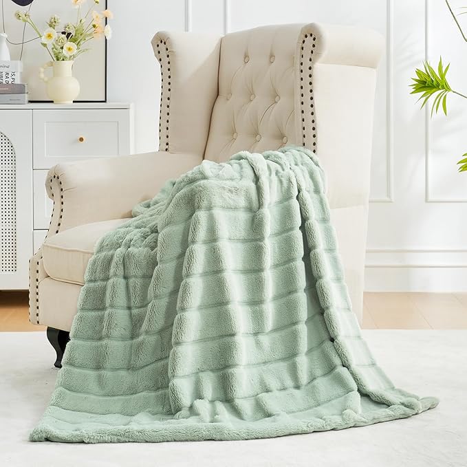 Cozy Bliss Faux Fur Throw Blanket for Couch, Cozy Soft Plush Thick Winter Blanket for Sofa Bedroom Living Room, 60 * 80 Inches Green