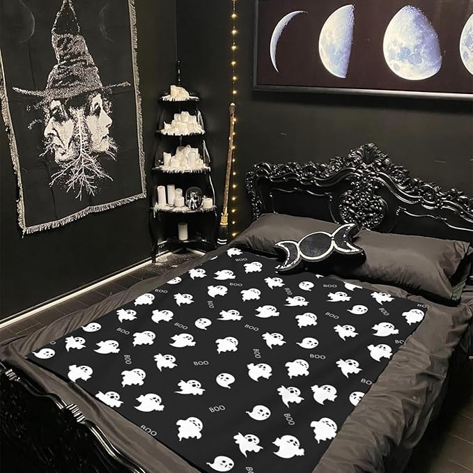 Halloween Cute Ghost Throw Blankets, Cozy Lightweight All Seasons Flannel Blanket, Black and White Spooky Anti-Pilling Fleece Blanket for Bedroom Living Rooms Home Decorations 40x50 in