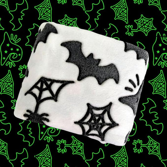 Cute Halloween Bat Blanket for Kids/Teens/Women/Men, Glow in The Dark Throw Blankets Soft Plush Fleece, Spooky Blanket for Boy/Girls/Toddler, Day Care Home Travel Use, 60"*50", White